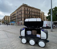 La UPC assaja el robot autònom Ona de repartiment de paqueteria pels carrers del Born de Barcelona