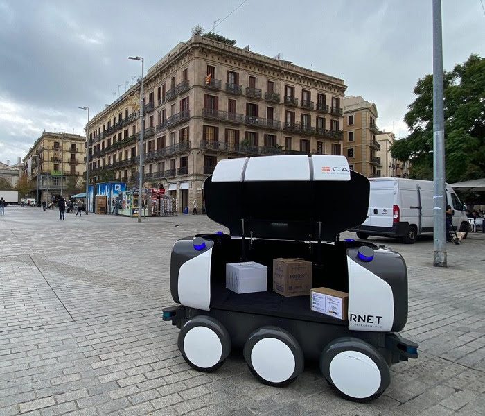 En este momento estás viendo La UPC assaja el robot autònom Ona de repartiment de paqueteria pels carrers del Born de Barcelona