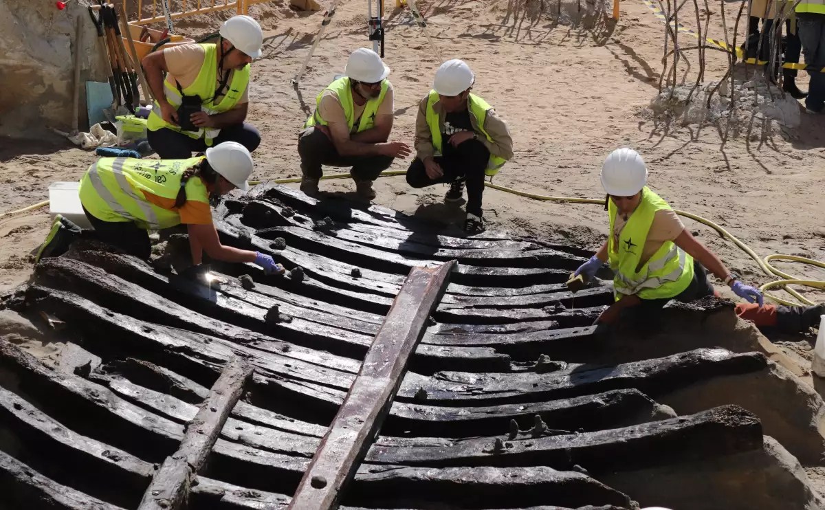 En este momento estás viendo Hallazgo arqueológico: barco medieval intacto bajo la futura Ciutadella del Coneixement